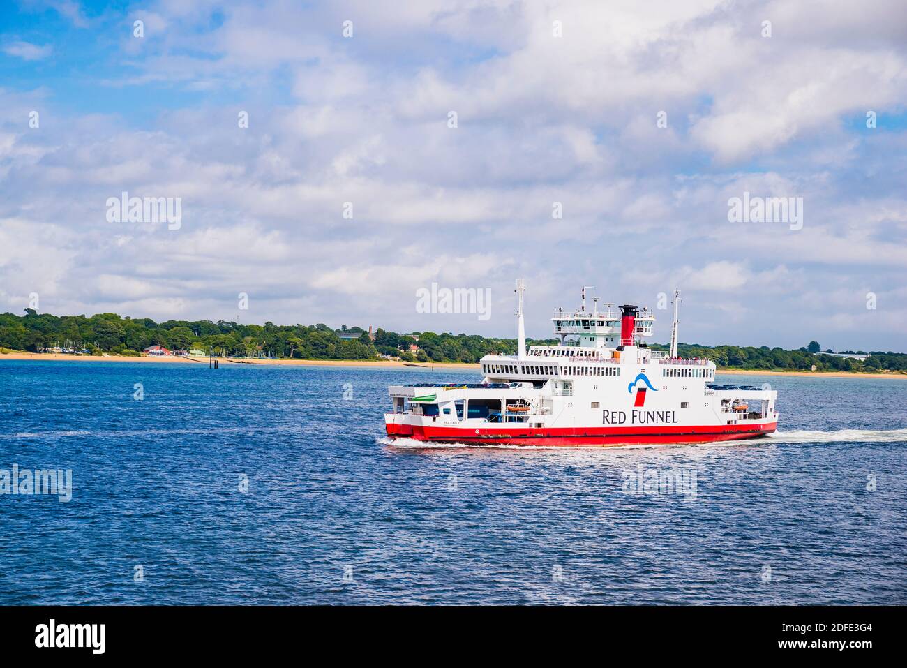 MV Red Eagle est un véhicule de la classe Raptor et un traversier de passagers exploité par Red Funnel sur leur itinéraire de Southampton à East Cowes sur l'île de Wight. Banque D'Images