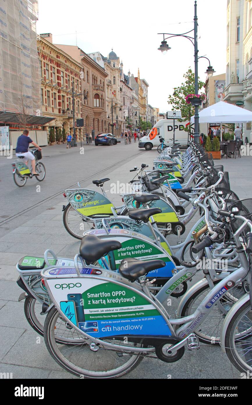 Vue sur la rue de la ville avec de nombreux vélos. La vie urbaine à Lodz. Circulation intense dans les rues de la ville polonaise de Lodz. Rue centrale de la rue Lodz Piotrkowska. Banque D'Images