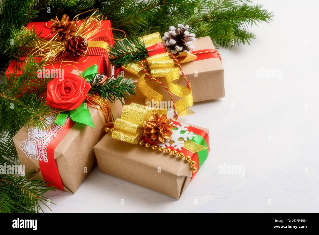 Boîtes de Noël présente avec des branches de sapin . Fond de Noël avec boîtes cadeaux décorées. Copier l'espace. Banque D'Images