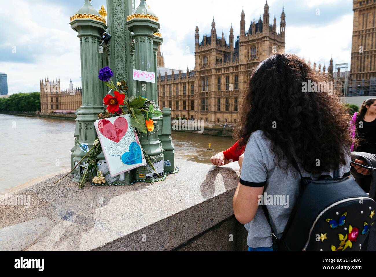 Des hommages floraux sont rendus au pont de Westminster en souvenir des victimes de l'attentat terroriste du 22 mars 2017. Londres, Angleterre, United King Banque D'Images