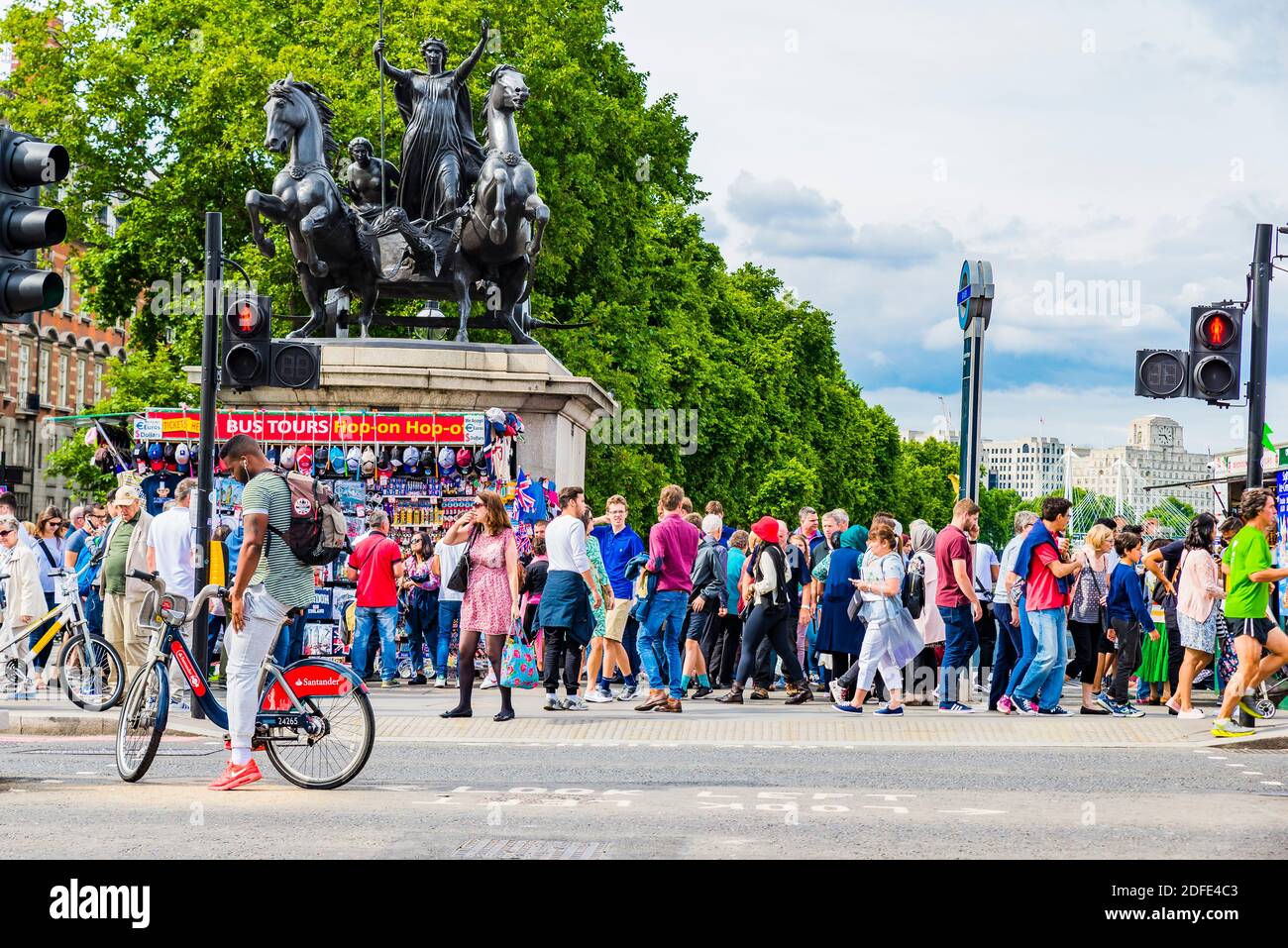 Les touristes marchent près de Boadicea et de ses filles sculpture, par Thomas Thornycroft, sur le pont de Westminster. Londres, Angleterre, Royaume-Uni, Europe Banque D'Images