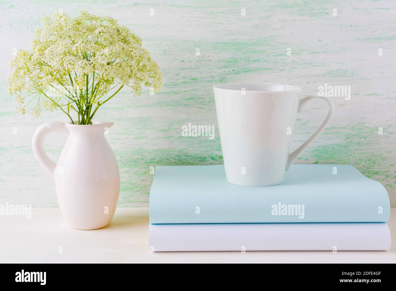 Tasse à café maquette latte en vert clair. Maquette de tasse à café blanc pour la promotion de la marque. Maquette de tasse vide pour la présentation du design. Banque D'Images