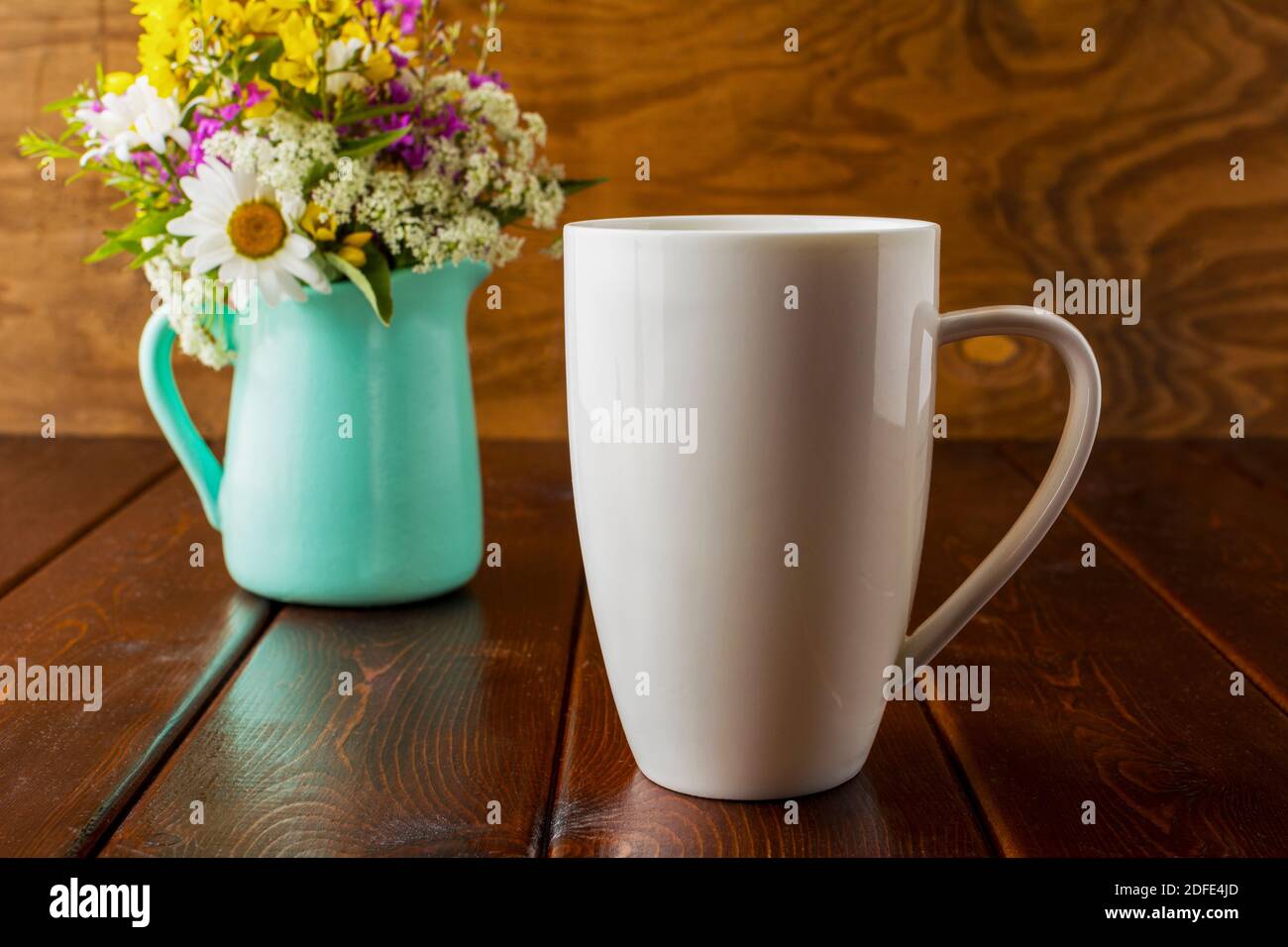 Tasse à café avec fleurs sauvages. Maquette de tasse à café pour la promotion de la marque. Maquette de tasse vide pour la présentation du design. Banque D'Images