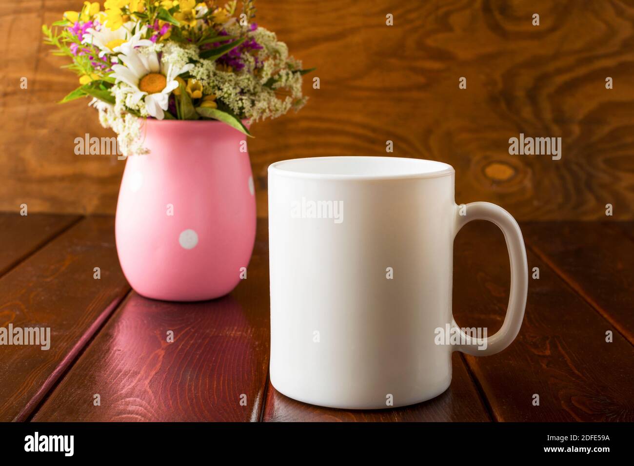 Tasse à café blanc avec fleurs de champ. Vider la maquette de tasse pour la présentation des produits. Maquette de tasse à café pour la marque ou le design promotionnel. Banque D'Images