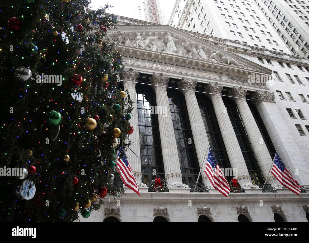 New York, États-Unis. 04e décembre 2020. Un arbre de Noël décoré se trouve à la Bourse de New York sur Wall Street à New York le vendredi 4 décembre 2020. Le Dow Jones a atteint un nouveau record malgré les mauvaises nouvelles du marché du travail. Photo de John Angelillo/UPI crédit: UPI/Alay Live News Banque D'Images