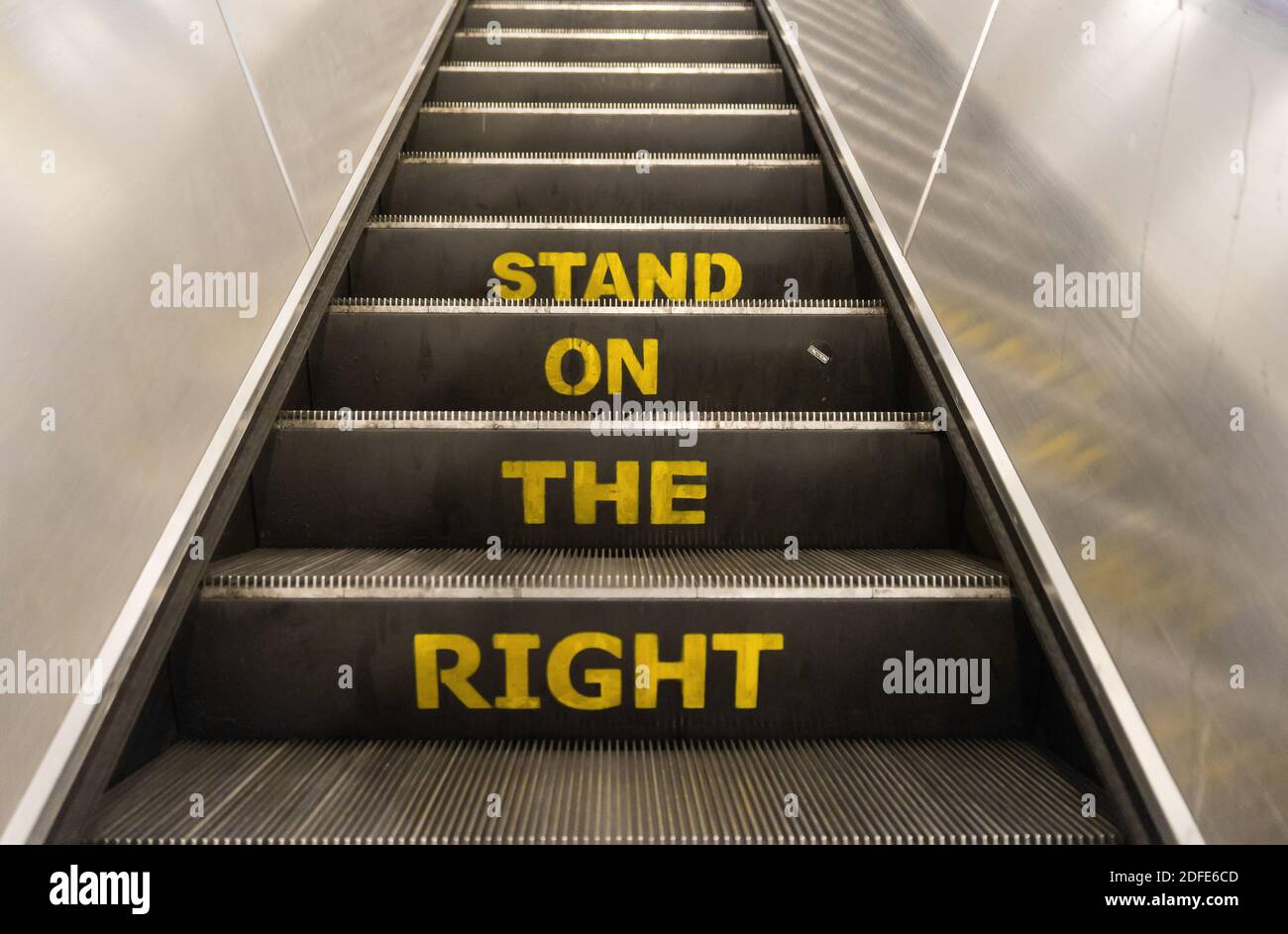 Prenez le panneau de droite sur les escaliers roulants du métro de Londres. Londres Banque D'Images