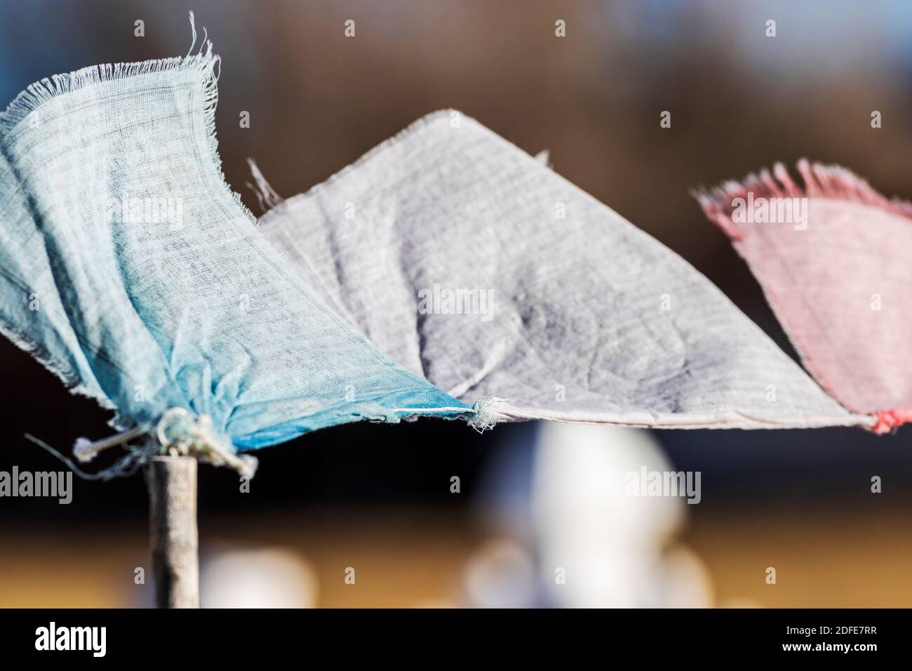 Drapeaux de prière bouddhistes traditionnels soufflant dans le vent Banque D'Images