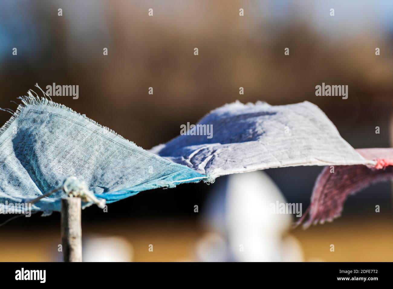 Drapeaux de prière bouddhistes traditionnels soufflant dans le vent Banque D'Images