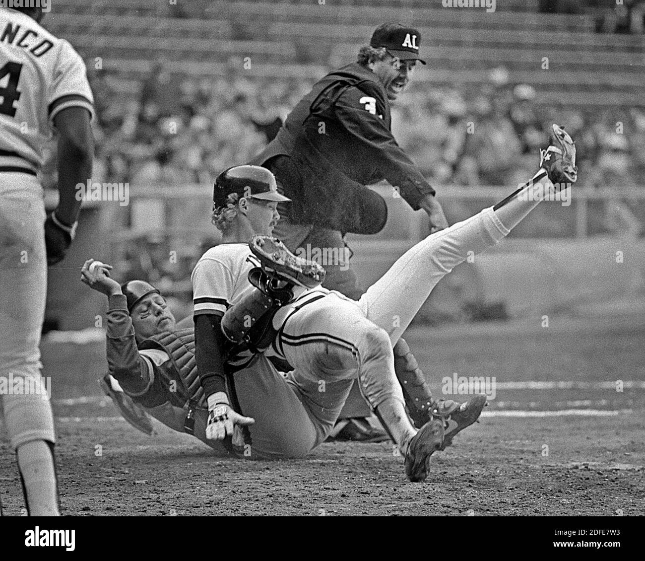 Le Chicago White Sox Catcher Carlton Fisk se maintient sur le ballon lors d'une collision avec le coureur des Cleveland Indians Pat Tabler au stade Cleveland le 24 avril 1984. Ernie Mastroianni Banque D'Images