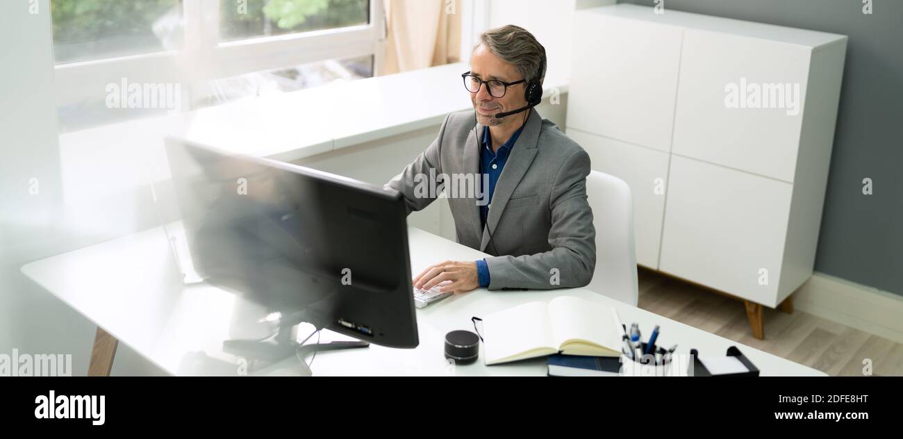 Portrait de chat de la visioconférence de l'homme senior confiant Banque D'Images