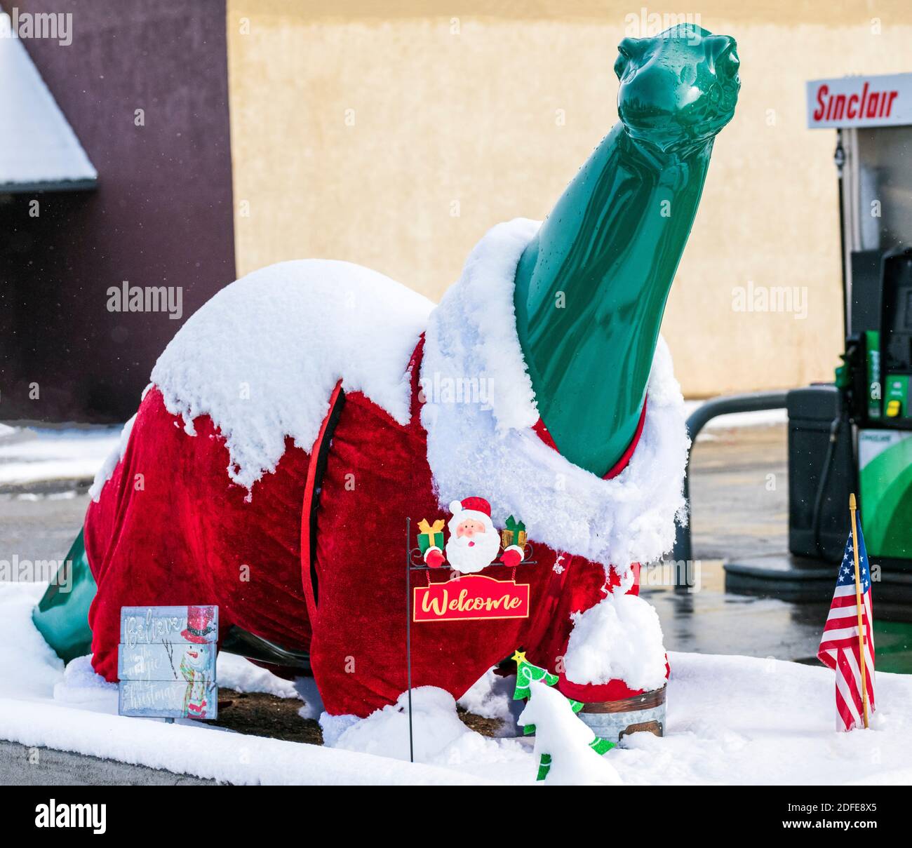 Dino, l'icône du dinosaure Sinclair Oil, décoré pour Noël à la station-service Sinclair; Salida; Colorado; États-Unis Banque D'Images