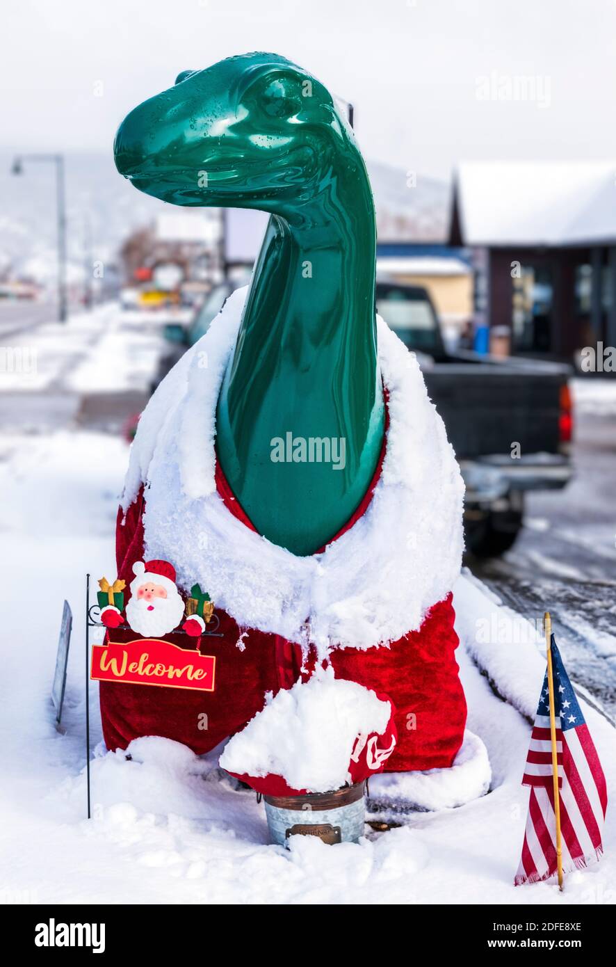 Dino, l'icône du dinosaure Sinclair Oil, décoré pour Noël à la station-service Sinclair; Salida; Colorado; États-Unis Banque D'Images