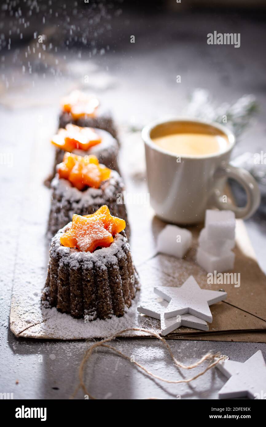 Dessert au chocolat sucré de Noël avec café.muffin d'hiver avec fruits.aliments et boissons sains. Banque D'Images