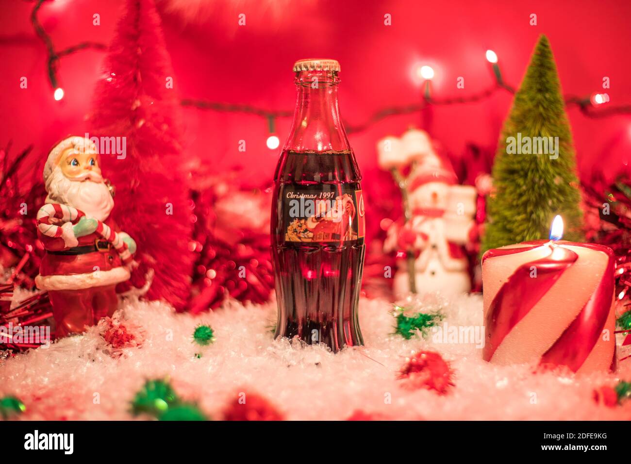 Augusta, GA USA - 12 03 20: Noël 1997 verre Coca Cola bouteille de retour  et scène de vacances Santa rayed bougie Photo Stock - Alamy