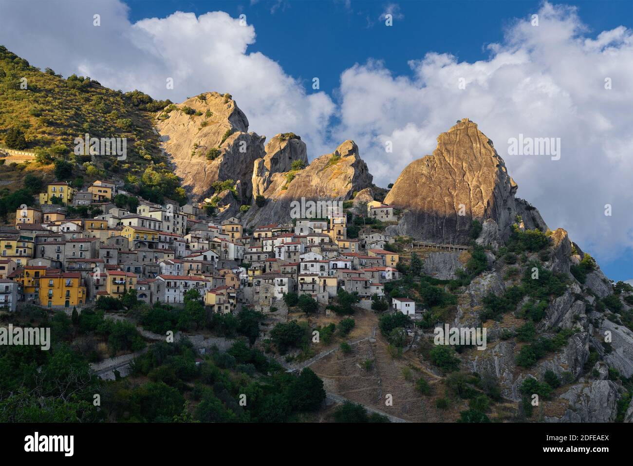 Beau petit village Castelmezzano dans le parc et les montagnes dolomiti lucane Banque D'Images