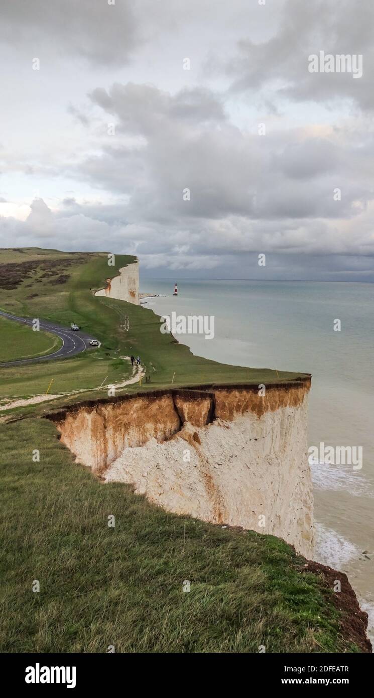 Eastbourne, East Sussex, Royaume-Uni. 4 décembre 2020. Le gros morceau de craie a légèrement bougé au cours des dernières 24 heures, probablement en raison de la pluie torrentielle. Des précautions extrêmes doivent être prises le long des falaises, cette zone est clôturée mais de nombreuses fissures ne sont pas visibles sous le gazon. Crédit : David Burr/Alay Live News Banque D'Images