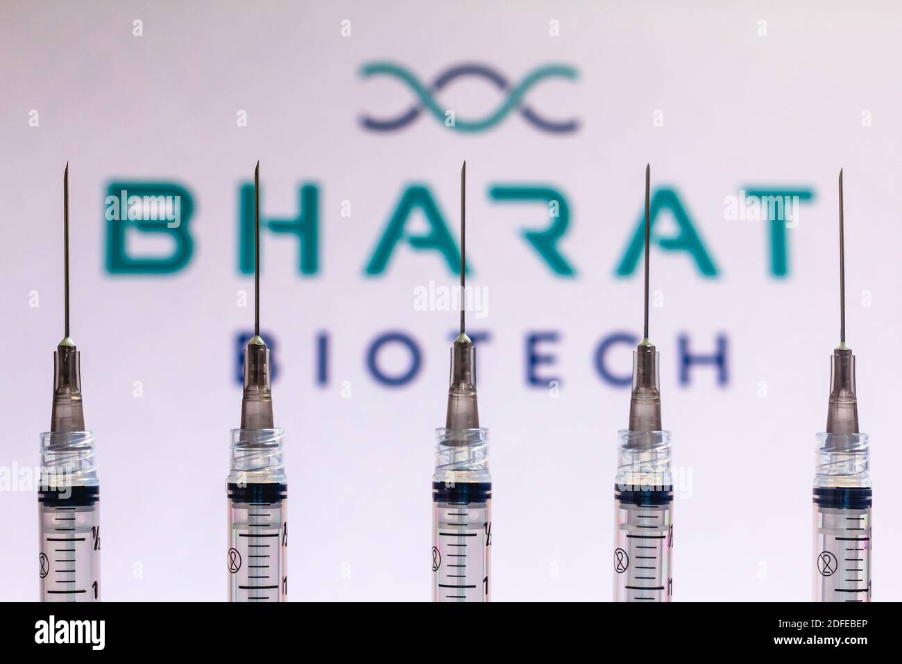 Brésil. 4 décembre 2020. Dans cette photo illustration différentes seringues médicales vu avec le logo de la société Bharat Biotech International Limited affiché sur un écran en arrière-plan. Credit: Rafael Henrique/SOPA Images/ZUMA Wire/Alamy Live News Banque D'Images