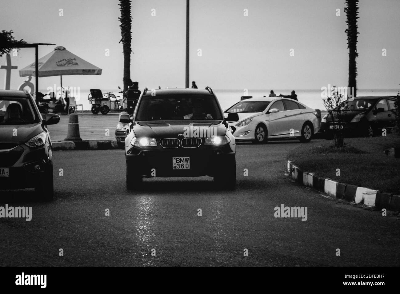 Batumi. Géorgie - 26 octobre 2020 : BMW sur la rue de Batumi Banque D'Images