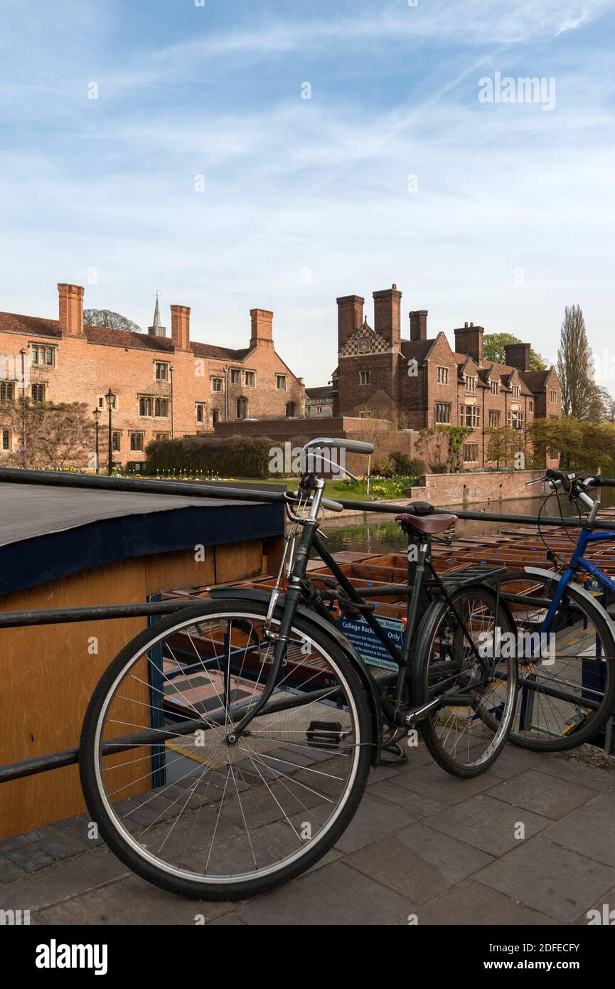 CAMBRIDGE, Royaume-Uni - 24 AVRIL 2010 : vélos sur le Quayside en face du Magdalene College Banque D'Images