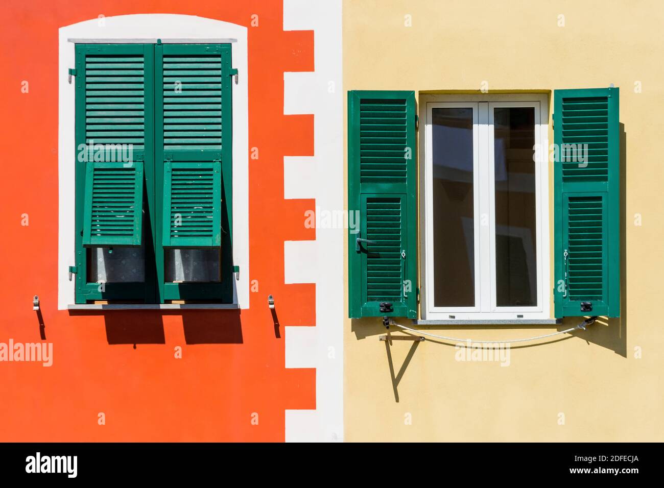 Fenêtres traditionnelles de la maison italienne de Manarola, parc national des Cinque Terre, Italie Banque D'Images