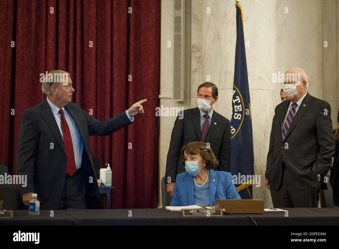 Le sénateur américain Lindsey Graham (républicain de Caroline du Sud), président, Commission judiciaire du Sénat américain, à gauche, le sénateur américain Richard Blumenthal (démocrate du Connecticut), à gauche, le sénateur américain Dianne Feinstein (démocrate de Californie), membre de rang, Commission judiciaire du Sénat américain, au centre, Et le sénateur américain Patrick Leahy (démocrate du Vermont), à droite, discuter avant que la Commission judiciaire du Sénat ne fasse la une des révélations de la « loi de 2020 sur l'élimination des négligences abusives et endémiques des technologies interactives (GAGNEZ LA MAIN) » et des nominations judiciaires dans le bâtiment du Sénat Russell à Capitol Hill à Washington, DC, USA, TH Banque D'Images