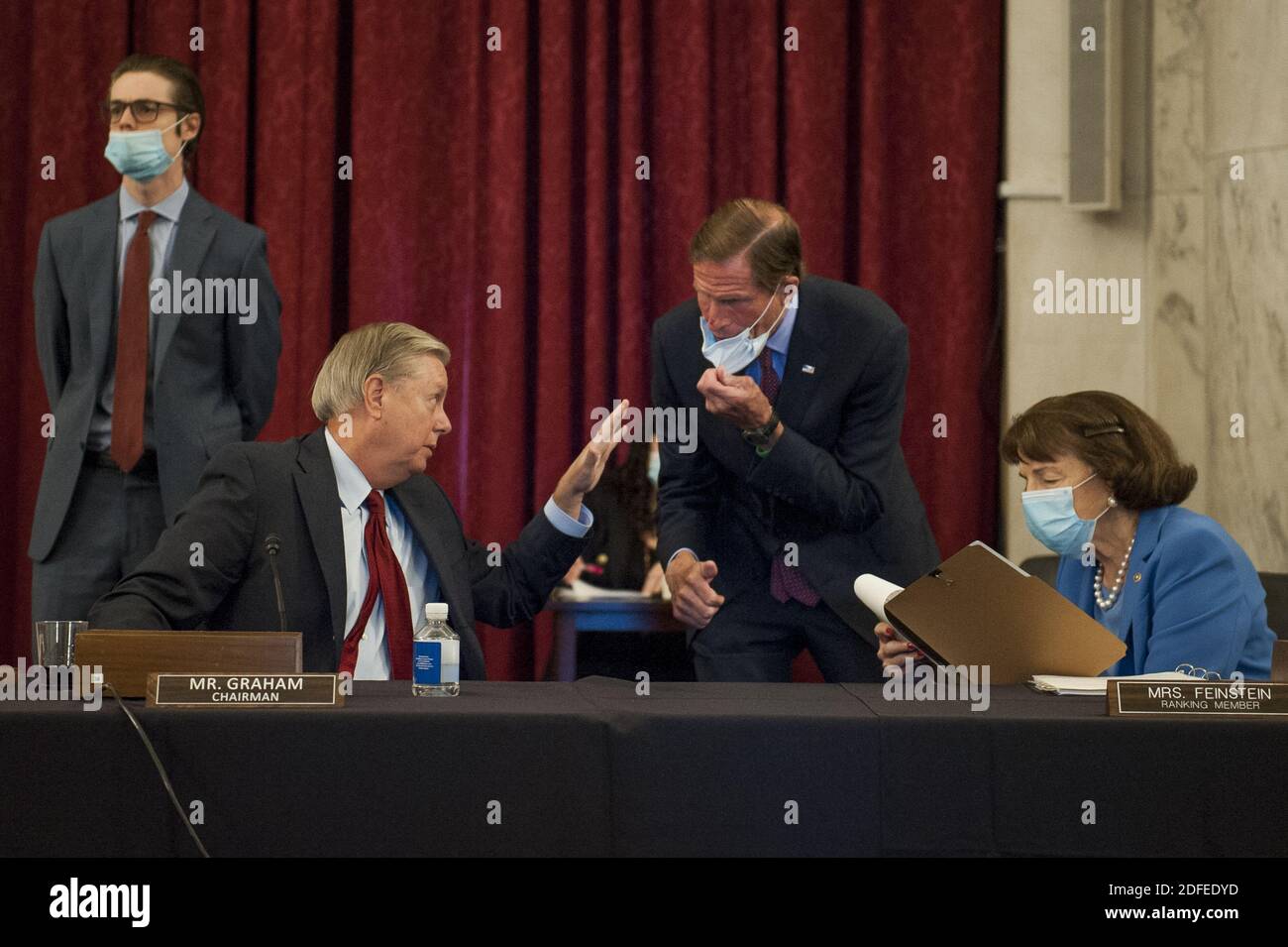 Le sénateur des États-Unis Lindsey Graham (républicain de la Caroline du Sud), président, Commission judiciaire du Sénat américain, à gauche, le sénateur américain Richard Blumenthal (démocrate du Connecticut), au centre, Et la sénatrice américaine Dianne Feinstein (démocrate de Californie), membre du classement de la Commission judiciaire du Sénat américain, à droite, discutant avant la mise en avant par la commission de la « Loi de 2020 sur l'élimination de la négligence abusive et généralisée des technologies interactives (EGAIN IT) ». Et nominations judiciaires dans le bureau du Sénat Russell à Capitol Hill à Washington, DC, Etats-Unis, le jeudi 2 juillet 2020. Photo de Rod Lamkey/CNP/ABACAPRESS.COM Banque D'Images