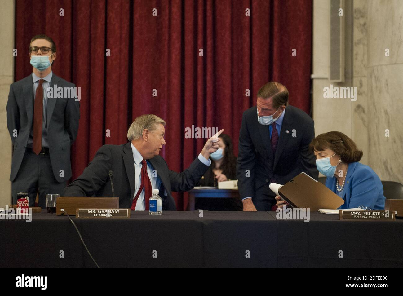 Le sénateur des États-Unis Lindsey Graham (républicain de la Caroline du Sud), président, Commission judiciaire du Sénat américain, à gauche, le sénateur américain Richard Blumenthal (démocrate du Connecticut), au centre, Et la sénatrice américaine Dianne Feinstein (démocrate de Californie), membre du classement de la Commission judiciaire du Sénat américain, à droite, discutant avant la mise en avant par la commission de la « Loi de 2020 sur l'élimination de la négligence abusive et généralisée des technologies interactives (EGAIN IT) ». Et nominations judiciaires dans le bureau du Sénat Russell à Capitol Hill à Washington, DC, Etats-Unis, le jeudi 2 juillet 2020. Photo de Rod Lamkey/CNP/ABACAPRESS.COM Banque D'Images