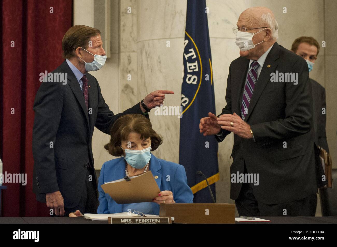 Le sénateur américain Richard Blumenthal (démocrate du Connecticut), à gauche, le sénateur américain Dianne Feinstein (démocrate de Californie), membre de rang, Comité judiciaire du Sénat américain, centre, Et le sénateur américain Patrick Leahy (démocrate du Vermont), à droite, s'est entretenu avant que la Commission judiciaire du Sénat ne fasse la une des marques de la « loi de 2020 sur l'élimination de la négligence abusive et endémique des technologies interactives (LEARN IT) ». Et nominations judiciaires dans le bureau du Sénat Russell à Capitol Hill à Washington, DC, Etats-Unis, le jeudi 2 juillet 2020. Photo de Rod Lamkey/CNP/ABACAPRESS.COM Banque D'Images