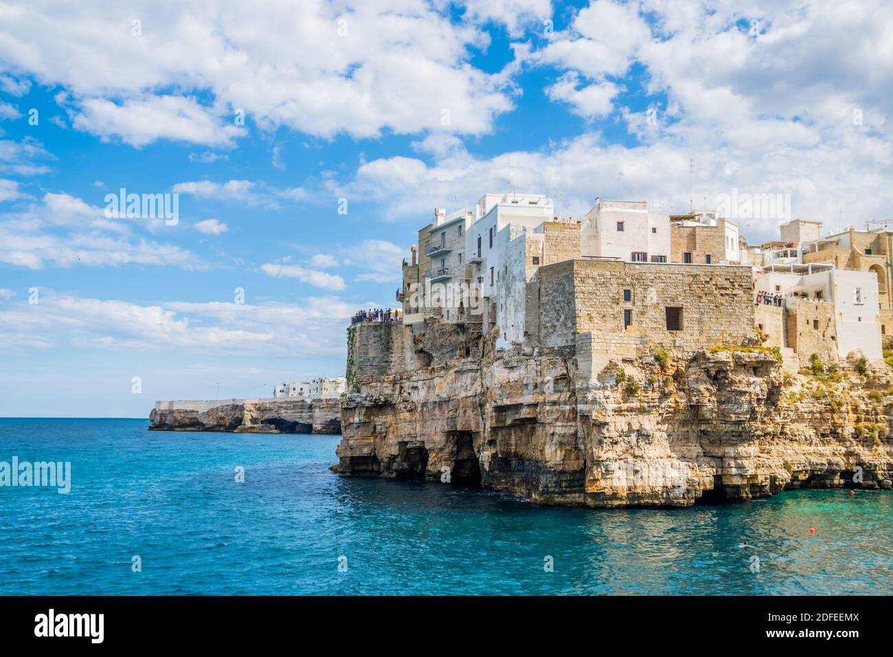 Falaises de Polignano a Mare par un jour chaud et ensoleillé, Puglia, Italie Banque D'Images