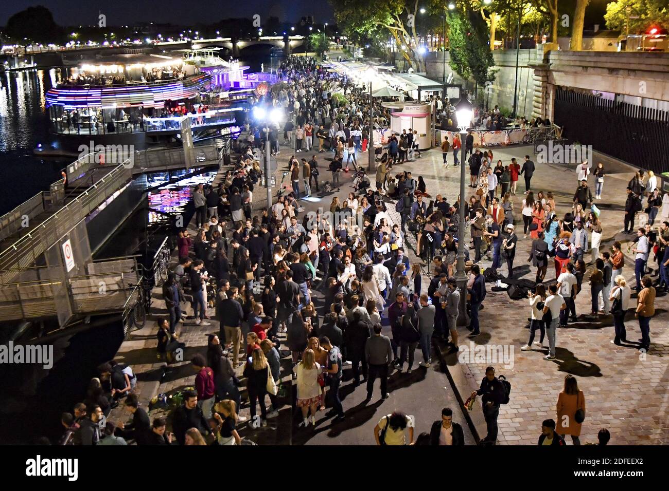 Une nouvelle soirée projet X Jeunesse sur le quai de Seine à Paris, France, le 03 juillet 2020. Des centaines de jeunes se sont rassemblés sur le quai à côté du pont de Sully dans la nuit du 3 au 4 juillet à la suite d'un appel aux réseaux sociaux pour un parti excessif dans le style du film projet X. photo par Karim ait Adjedjou/avenir Pictures/ABACAPRESS.COM Banque D'Images