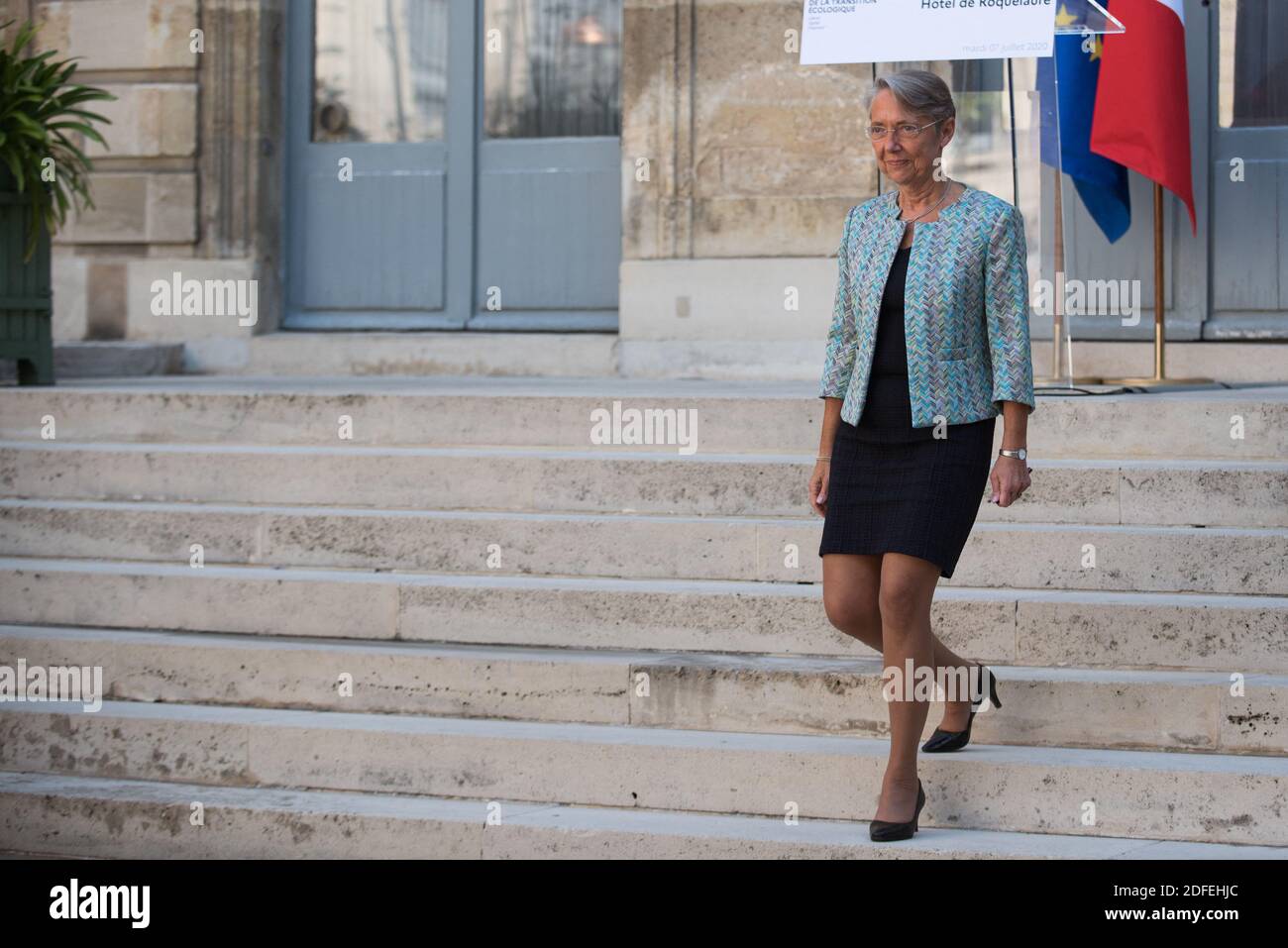 L'ancienne ministre française de l'Environnement, Elisabeth borne, attend  le nouveau ministre au Ministère de la transition écologique et solidaire à  l'Hôtel de Roquelaure à Paris, le 7 juillet 2020. Photo de Julie