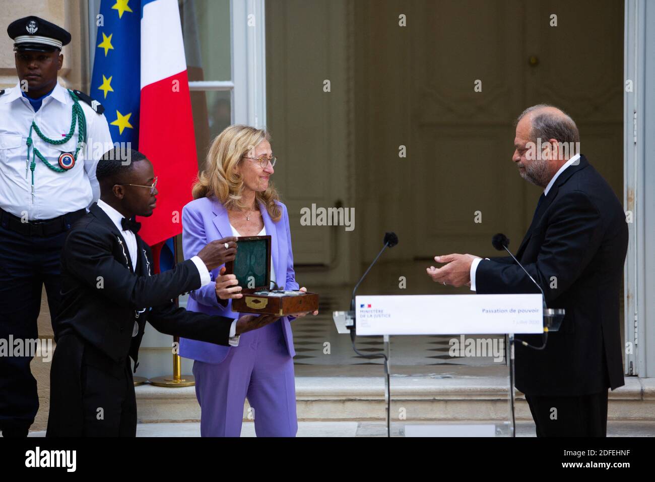 Eric Dupond-Moretti (R), récemment nommé ministre français de la Justice, a reçu les sceaux de la ministre française de la Justice sortante Nicole Belloubet lors de la cérémonie de passation de pouvoir au ministère français de la Justice à Paris, le 7 juillet 2020, à la suite de la remaniement du cabinet français. Photo de Raphael Lafargue/ABACAPRESS.COM Banque D'Images