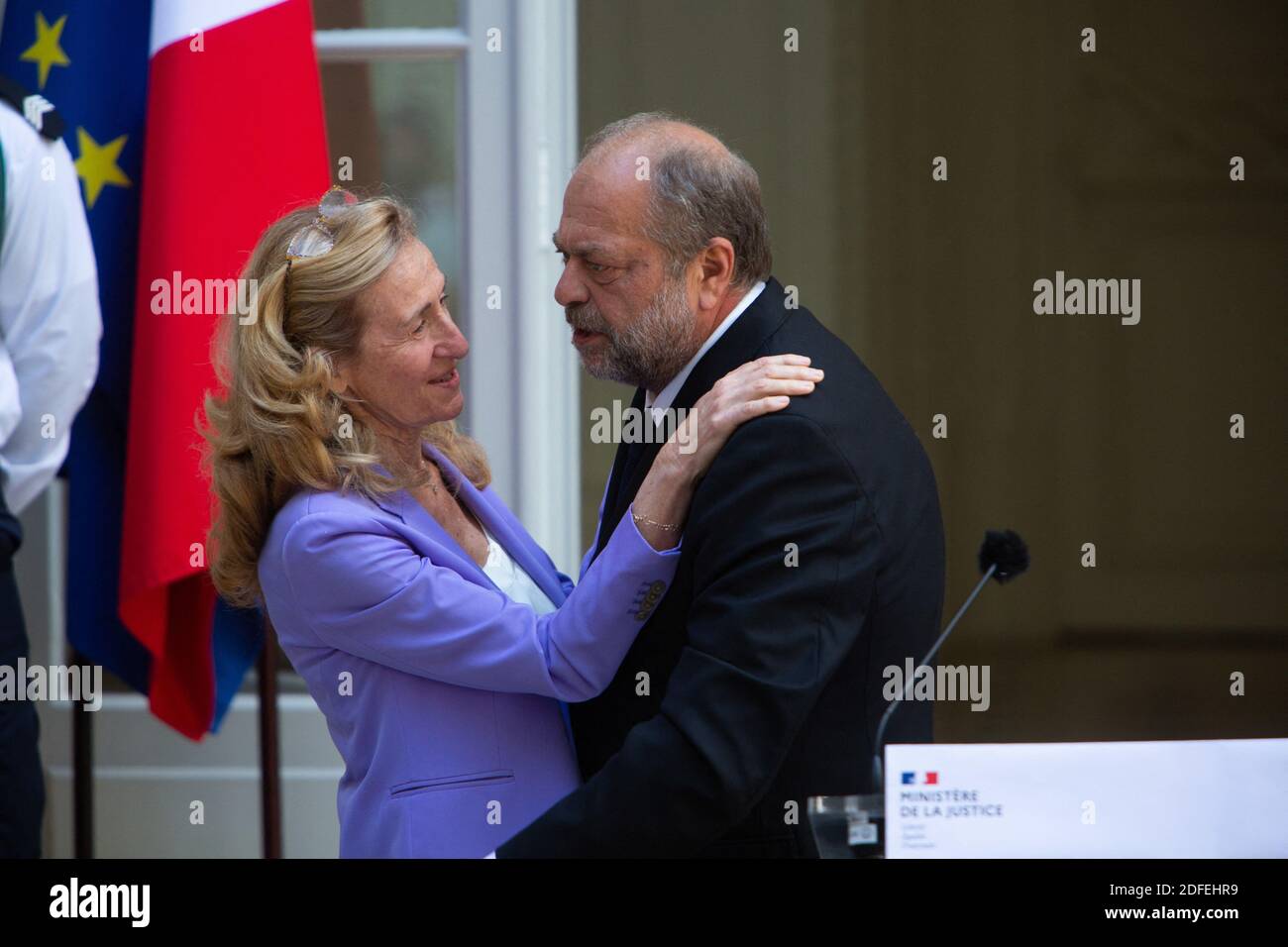 La ministre française de la Justice sortante Nicole Belloubet embrasse la nouvelle nomination du ministre français de la Justice et avocat Eric Dupond-Moretti lors de la cérémonie de passation de pouvoir au ministère français de la Justice à Paris le 7 juillet 2020 à la suite du remaniement du cabinet français. Photo de Raphael Lafargue/ABACAPRESS.COM Banque D'Images