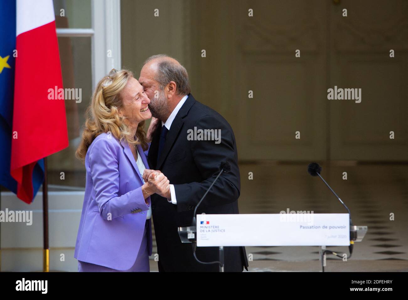 La ministre française de la Justice sortante Nicole Belloubet embrasse la nouvelle nomination du ministre français de la Justice et avocat Eric Dupond-Moretti lors de la cérémonie de passation de pouvoir au ministère français de la Justice à Paris le 7 juillet 2020 à la suite du remaniement du cabinet français. Photo de Raphael Lafargue/ABACAPRESS.COM Banque D'Images