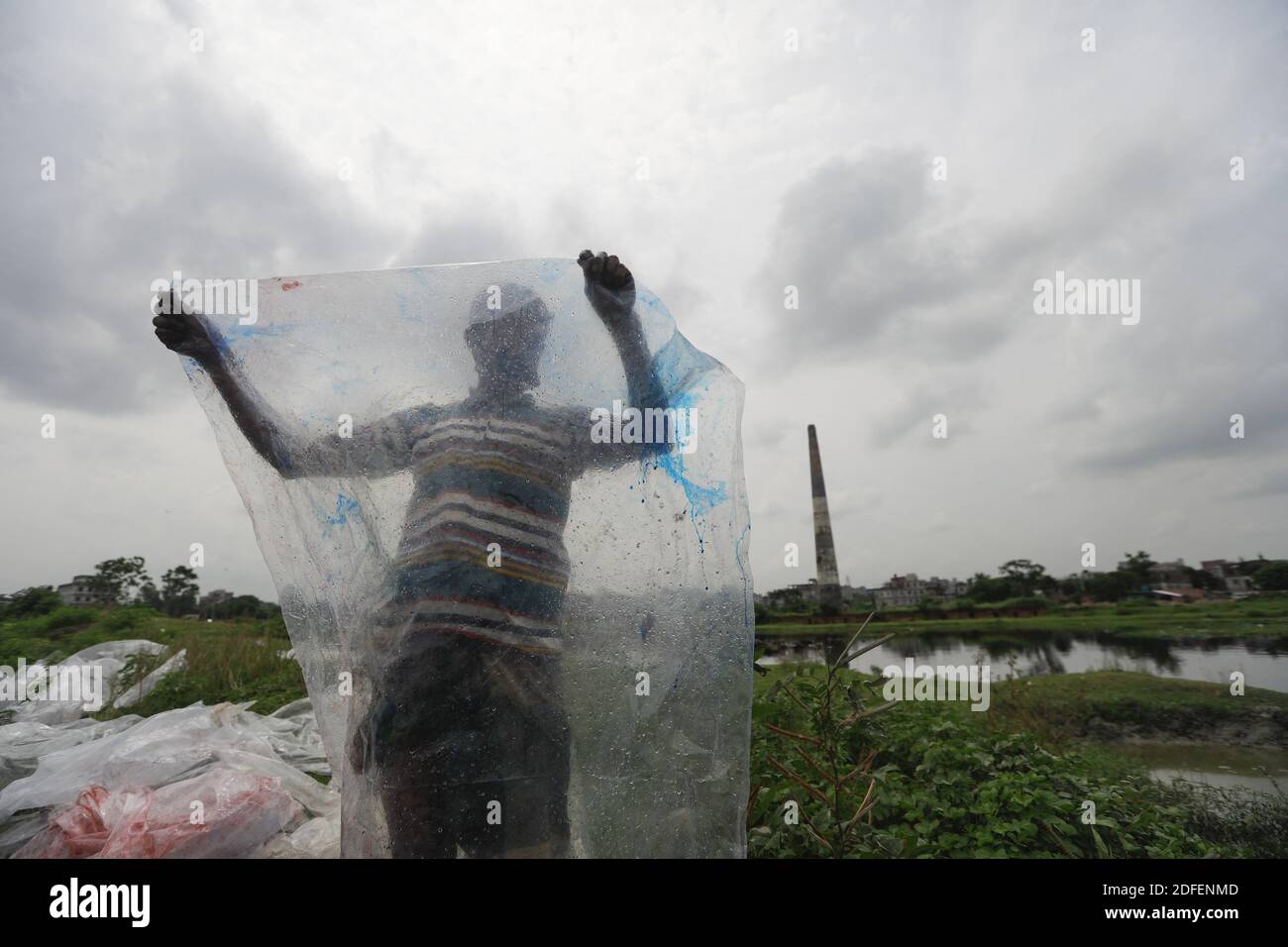 Un bangladais sèche les déchets de plastique après les avoir lavés dans l'eau de la rivière Turag à Tongi, près de Dhaka, au Bangladesh, le 9 juillet 2020. Photo de Kanti Das Suvra/ABACAPRESS.COM Banque D'Images