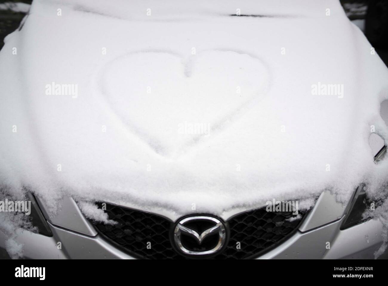 Poznan, Wielkopolska, Pologne. 4 décembre 2020. Hier, il neigeait toute la journée à PoznaÅ„, ce qui n'était pas le cas l'hiver dernier. Celui qui s'est amusé dans la neige hier a gagné, parce que le dégel est venu la nuit et déjà ce matin, les traces du plaisir d'hier ont commencé à disparaître lentement. Sur l'image : le cœur dessiné dans la neige. Credit: Dawid Tatarkiewicz/ZUMA Wire/Alay Live News Banque D'Images