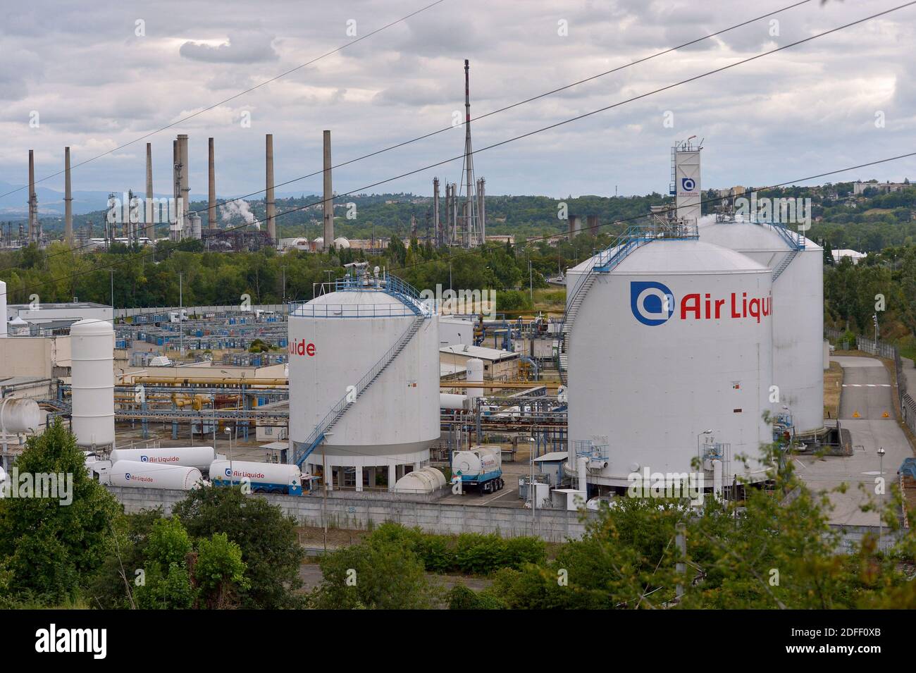 Vue d'ensemble de l'usine Air liquide de Feyzin, près de Lyon, France, le 16 juillet 2020, où la production d'hydrogène est comprimée pour le stockage sous forme gazeuse à haute pression. L'hydrogène peut être utilisé comme matière première, comme combustible ou comme vecteur et stockage d'énergie, et il a de nombreuses applications possibles dans les secteurs de l'industrie, des transports, de l'énergie et des bâtiments. Plus important encore, il n'émet pas de CO2 et ne pollue pas l'air lorsqu'il est utilisé. C'est donc une partie importante de la solution pour atteindre l'objectif de neutralité climatique de 2050 de l'accord vert européen. Photo de Julien Reynaud/APS-Medias/ABACAPRESS.COM Banque D'Images