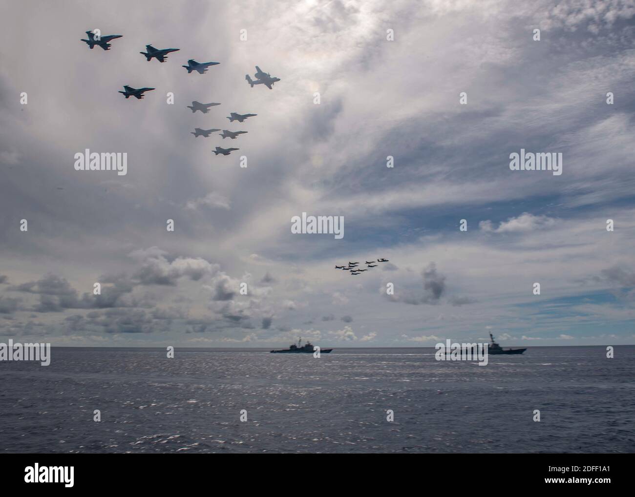 Distribuez une photo datée du 6 juillet 2020 d'aéronefs de l'aile aérienne Carrier (CVW) 5 et de l'aile aérienne Carrier 17 qui survolent la Force de grève des transporteurs Nimitz (CSF). Deux porte-avions de la marine américaine ont repris de rares exercices doubles en mer de Chine méridionale, la deuxième fois ce mois-ci, les énormes navires de guerre se sont associés dans les eaux contestées. Les groupes de grève des transporteurs USS Ronald et USS Nimitz, comprenant plus de 12,000 militaires américains parmi les deux porte-avions et leurs escorteurs de croiseurs et destroyers, opéraient en mer de Chine méridionale à partir du vendredi 17 juillet, la US Pacific Fleet sa Banque D'Images