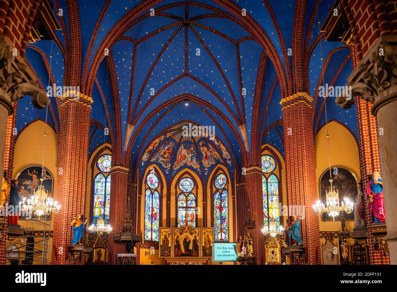 Szczecin, Pologne, juin 2019 magnifique intérieur et autel dans une basilique de moindre importance, paroisse catholique romaine de Saint-Jean-Baptiste, fondée en 1888 Banque D'Images