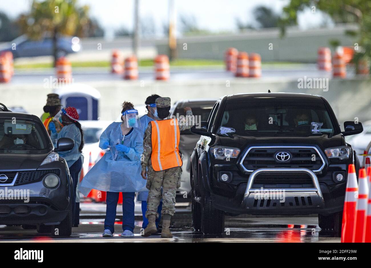 PAS DE FILM, PAS DE VIDÉO, PAS de télévision, PAS DE DOCUMENTAIRE UNE troupe de la Garde nationale dirige les voitures alors que les gens sont testés par des travailleurs de la santé au centre d'essais au drive-in Covid-19 du Hard Rock Stadium de Miami Gardens, FL, États-Unis, alors que la pandémie de coronavirus se poursuit le dimanche 19 juillet 2020. Photo de David Santiago/Miami Herald/TNS/ABACAPRESS.COM Banque D'Images