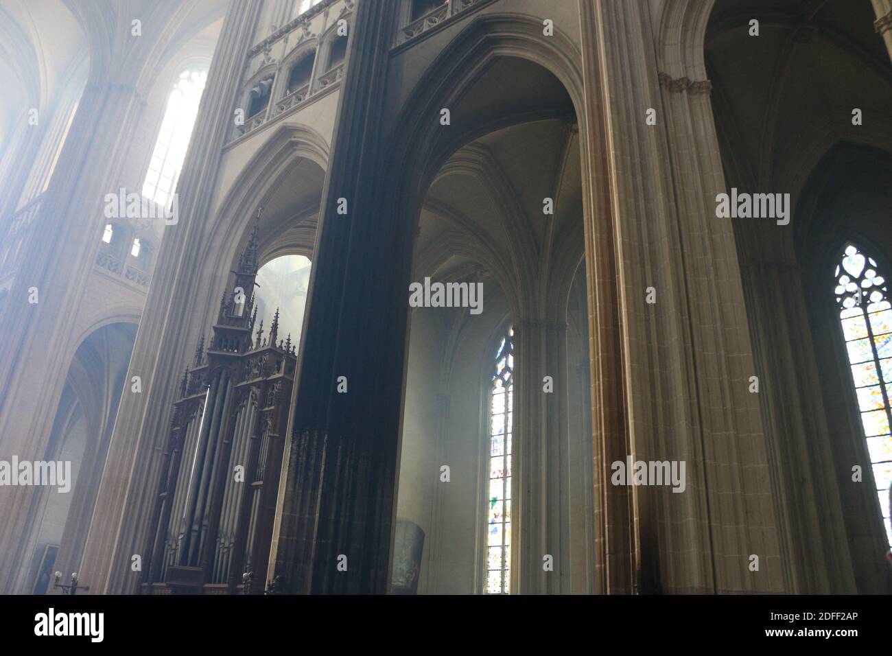 Remettez la photo d'une vue intérieure des dommages après qu'un incendie a éclaté à l'intérieur de la cathédrale Saint-Pierre-et-Saint-Paul de Nantes, dans l'ouest de la France. Un incendie qui a éclaté à l'intérieur de la cathédrale gothique de Nantes le 18 juillet 2020 a été contenu, ont déclaré les responsables d'urgence, ajoutant que les dégâts n'étaient pas comparables à l'incendie de l'année dernière à la cathédrale notre-Dame de Paris. "Les dommages sont concentrés sur l'organe, qui semble être complètement détruit. Sa plate-forme est très instable et pourrait s'effondrer », a déclaré le général Laurent Ferlay, chef des pompiers de la région, lors d'un briefing de presse devant la cathédrale. Photo de Dio Banque D'Images