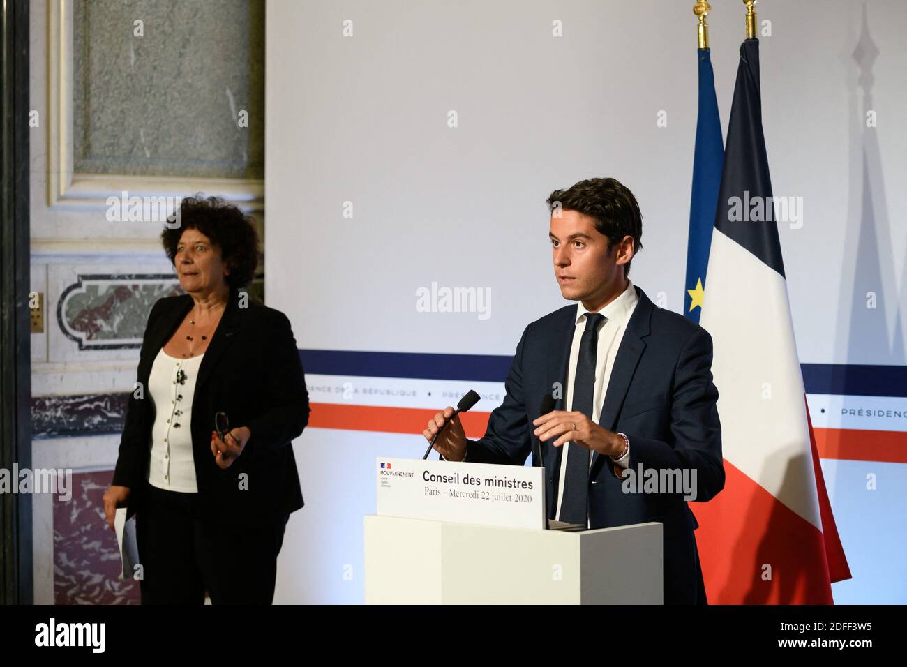 Le secrétaire d'Etat français du Premier ministre, le porte-parole du gouvernement, Gabriel Attal, et le ministre français de l'enseignement supérieur et de la recherche, Frédéric Vidal, prononcez un discours à l'issue de la réunion hebdomadaire du cabinet à l'Elysée Palace, à Paris, en France, le 22 juillet 2020. Photo de Jacques Witt/Pool/ABACAPRESS.COM Banque D'Images