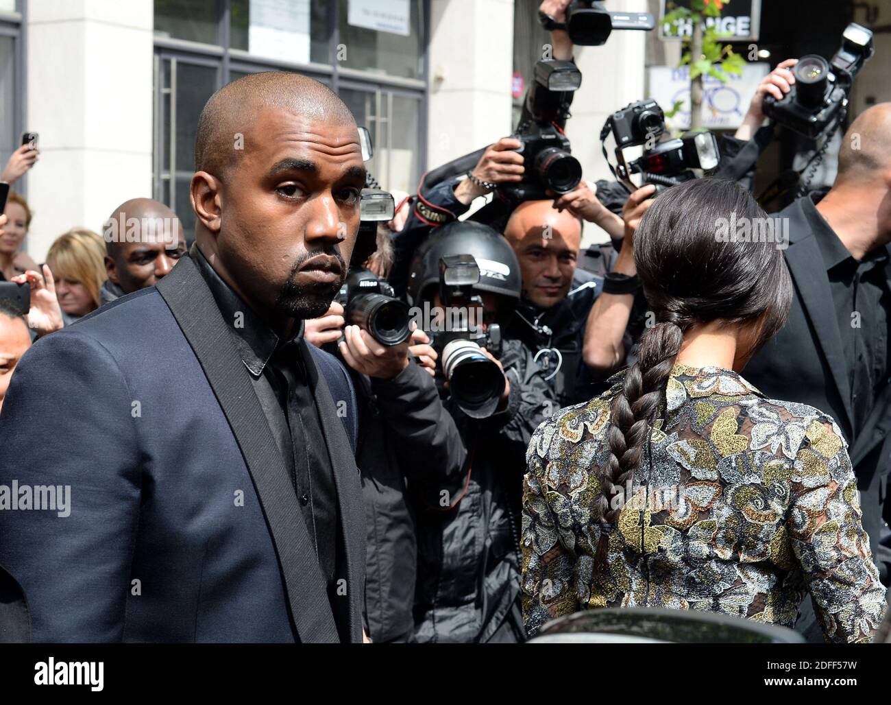 Photo De Fichier De Kim Kardashian Kanye West Leur Bebe Nord Et Kris Jenner Sont Reperes En Quittant Leur Appartement A Paris France Le 23 Mai 2314 Kim Kardashian West A Parle Photo De Fichier De Kim Kardashian Kanye West Leur Bebe Nord Et Kris Jenner Sont Reperes En Quittant Leur Appartement A Paris France Le 23 Mai 2314 Kim Kardashian West A Parle