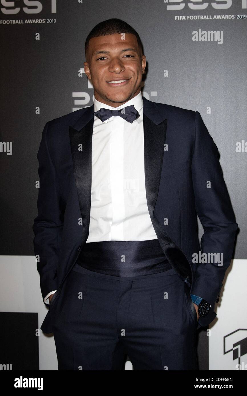 Photo du dossier datée du 23 septembre 2019, Kylian Mbappe, finaliste de la FIFA FIFPro Men's World11 Award, de Paris Saint-Germain et de France, assiste au tapis vert avant les meilleurs FIFA football Awards 2019 au Teatro Alla Scala de Milan, en Italie. Kylian Mbappe est la star mondiale de la couverture de la FIFA 21 d’EA Sports. Cela a été annoncé à la fois par le joueur et la série de jeux vidéo sur les médias sociaux et n'aurait pas dû surprendre un fan de football, car le Français de 21 ans est à la fois l'un des meilleurs joueurs et l'un des joueurs les plus commercialisables du football mondial. Photo de David Niviere/ABACAPRESS Banque D'Images