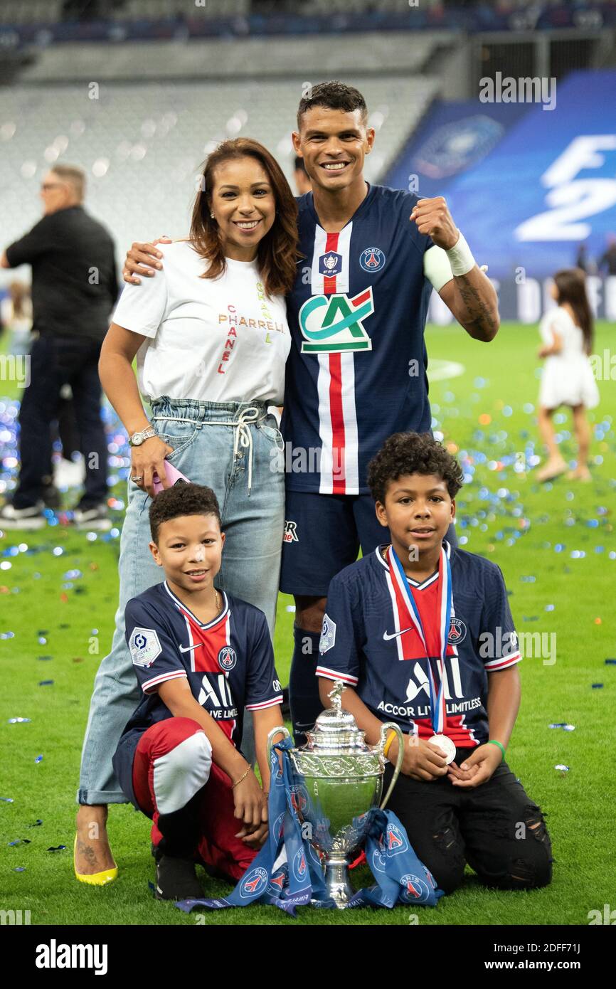 Thiago Silva de Paris Saint Germain et sa femme Isabele da Silva et leurs  enfants célèbrent avec le trophée après avoir remporté la coupe française  lors de la finale entre SAINT Etienne