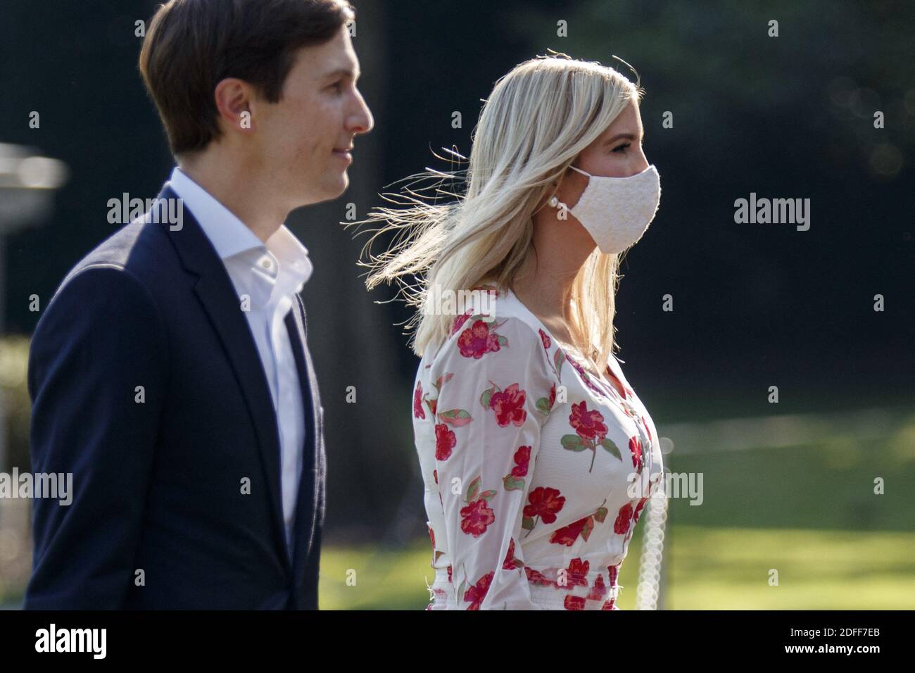 Le conseiller principal du président Jared Kushner (L) et Ivanka Trump marchent jusqu'au Portico sud après avoir pris le pas de Marine One sur la pelouse sud de la Maison Blanche à Washington, DC, États-Unis, le 26 juillet 2020. Le président Trump revient à Washington après avoir passé le week-end dans son club de Bedminster, dans le New Jersey. Photo de Shawn thew/Pool/ABACAPRESS.COM Banque D'Images