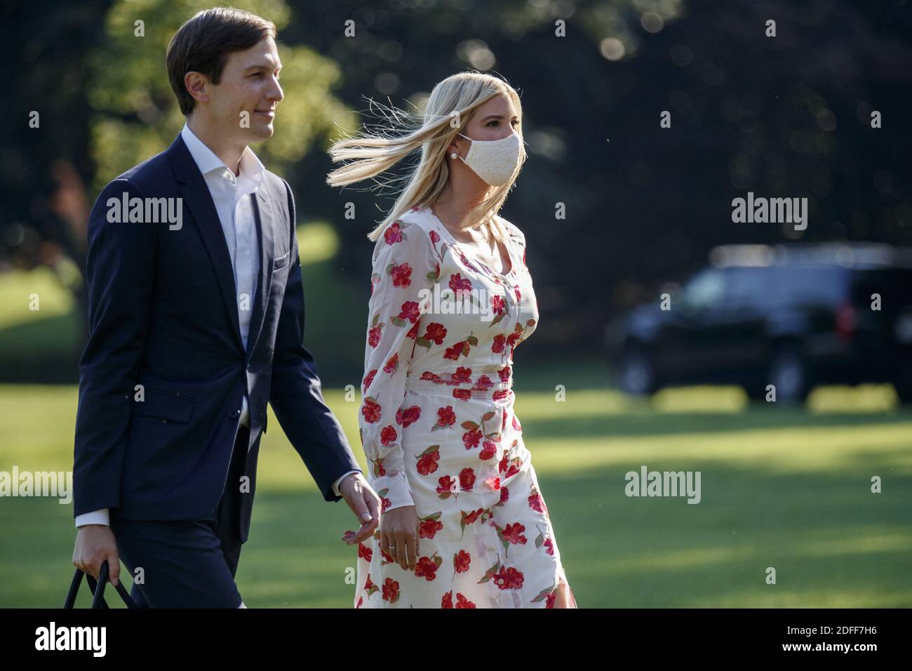 Le conseiller principal du président Jared Kushner (L) et Ivanka Trump marchent jusqu'au Portico sud après avoir pris le pas de Marine One sur la pelouse sud de la Maison Blanche à Washington, DC, États-Unis, le 26 juillet 2020. Le président Trump revient à Washington après avoir passé le week-end dans son club de Bedminster, dans le New Jersey. Photo de Shawn thew/Pool/ABACAPRESS.COM Banque D'Images