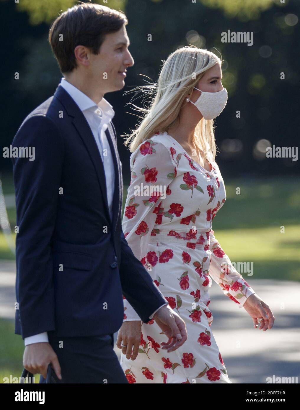 Le conseiller principal du président Jared Kushner (L) et Ivanka Trump marchent jusqu'au Portico sud après avoir pris le pas de Marine One sur la pelouse sud de la Maison Blanche à Washington, DC, États-Unis, le 26 juillet 2020. Le président Trump revient à Washington après avoir passé le week-end dans son club de Bedminster, dans le New Jersey. Photo de Shawn thew/Pool/ABACAPRESS.COM Banque D'Images
