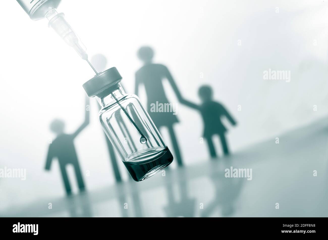 Concept de vaccination familiale. Vaccin contre la grippe pour les enfants. Filtre de couleur vert Banque D'Images