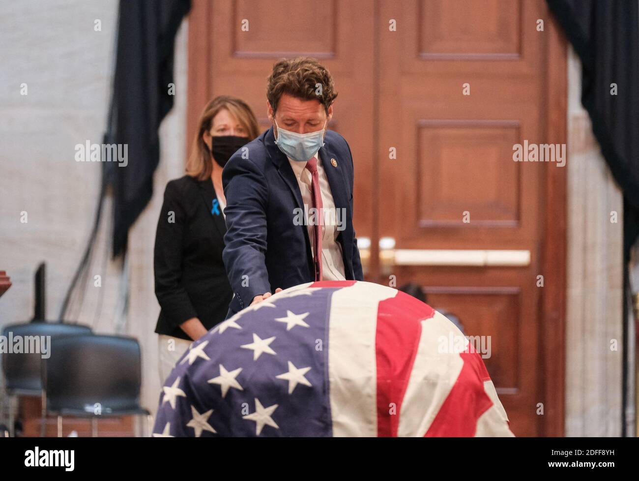 Les membres du Congrès se doivent de rendre hommage à John Lewis (D-GA), qui est dans l'État de la Rotunda du Capitole des États-Unis, à Washington, D.C., le 27 juillet 2020, à Washington, D.C., aux États-Unis. Lewis, icône des droits civiques et fervent défenseur des droits de vote pour les Afro-Américains, sera au Capitole. Lewis meurt le 17 juillet à l'âge de 80 ans. Photo de Michael A. McCoy/Pool/ABACAPRESS.COM Banque D'Images